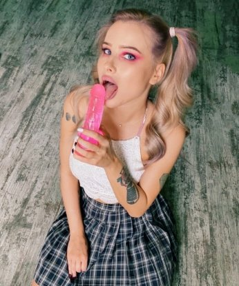 Живу в Москве, и моя миссия - доставить тебе удовольствие и настоящее наслаждение. У меня богатый опыт, и я знаю, как расслабить тебя и сделать твои самые смелые фантазии реальностью. Обладая чувственным телом и утонченным вкусом, я готова позаботиться о твоих желаниях и потребностях. Предлагаю широкий спектр услуг - от массажа и стриптиза до разнообразных этнических экспериментов. Мои постоянные клиенты говорят, что я - настоящая находка 🔥. Фото моего обольстительного образа ты можешь увидеть на моей личной странице. Готов ли ты окунуться в мир удовольствия со мной? Жду тебя в Москве 🌃. 10957, 21 год