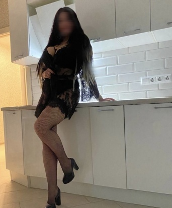 Моя креативность и страсть позволят нам насладиться каждой минутой проведенной вместе. У меня есть много возможностей для твоего удовольствия - от релаксирующих массажей до возбуждающих игр. Живу в самом сердце Москвы и готова встретиться с тобой в моей уютной квартире или приехать к тебе. Смотри мои фото и читай отзывы - они говорят сами за себя. Позволь мне погрузить тебя в мир наслаждения, ты не пожалеешь. 😘 2308, 25 лет